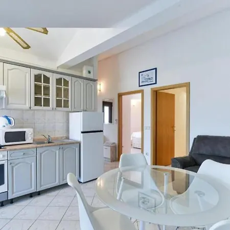 Franica With Heated Pool And Hot-tub - Two Bedroom With Terrace Apartmán