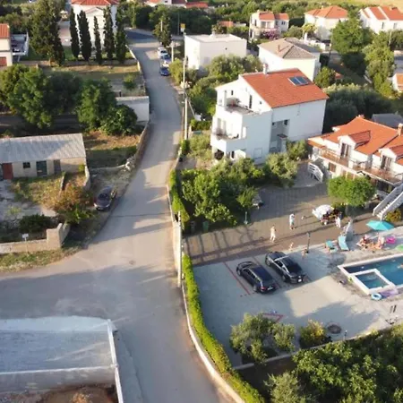 Franica With Heated Pool And Hot-tub - Two Bedroom With Terrace Apartmán *