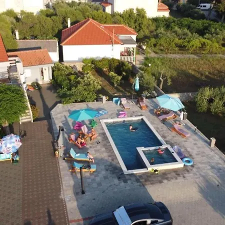 Franica With Heated Pool And Hot-tub - Two Bedroom With Terrace Apartmán