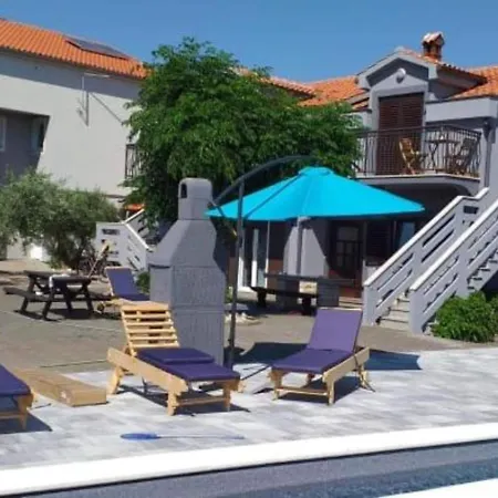 Franica With Heated Pool And Hot-tub - Two Bedroom With Terrace *
