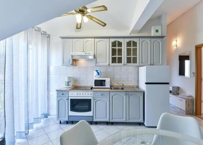 Franica With Heated Pool And Hot-tub - Two Bedroom With Terrace Апартаменты Привлака