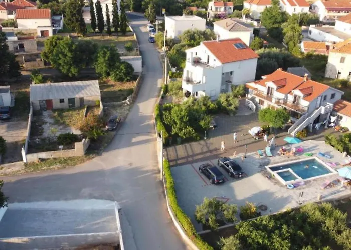 Franica With Heated Pool And Hot-tub - Two Bedroom With Terrace Апартаменты *