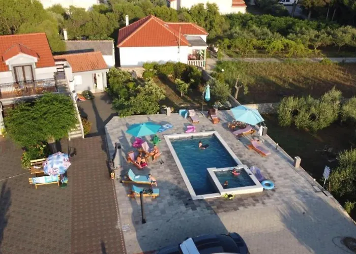 Franica With Heated Pool And Hot-tub - Two Bedroom With Terrace Апартаменты