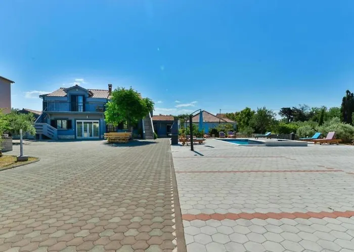 Franica With Heated Pool And Hot-tub - Two Bedroom With Terrace Апартаменты Привлака