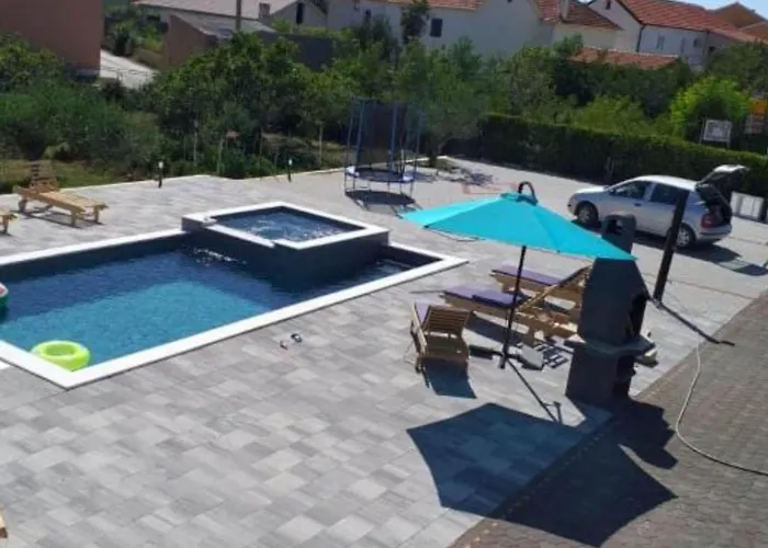 Franica With Heated Pool And Hot-tub - Two Bedroom With Terrace Апартаменты Привлака