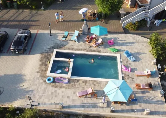 Franica With Heated Pool And Hot-tub - Two Bedroom With Terrace