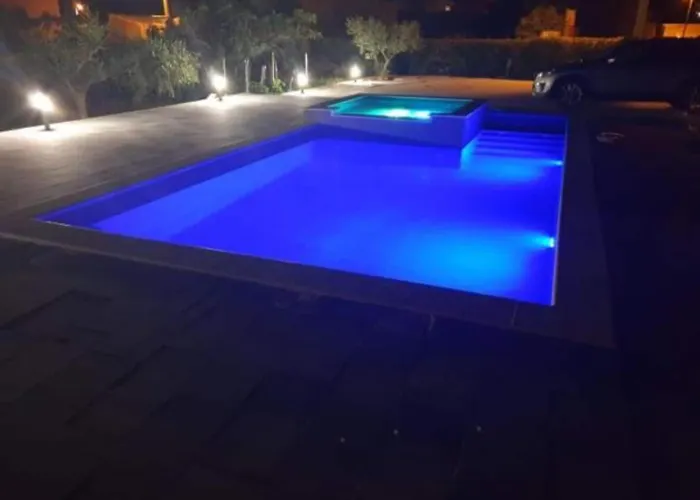 Апартаменты Franica With Heated Pool And Hot-tub - Two Bedroom With Terrace Привлака